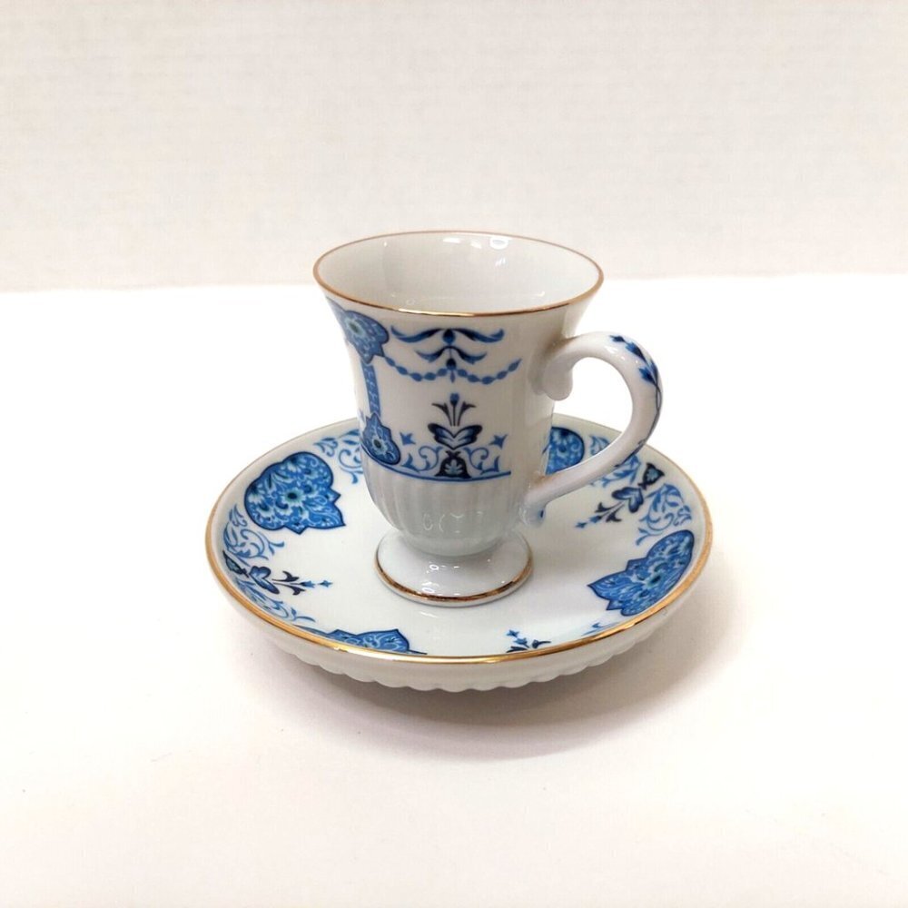 VTG 1984 Avon European Tradition Miniature Cup & Saucer Set Medici Porcelain - Picture 2 of 13